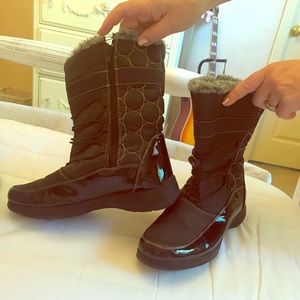 Women’s black snow boots